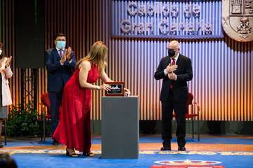 El Cabildo entrega sus honores y distinciones a 19 personas y entidades por su labor en favor de la sociedad grancanaria/TA.